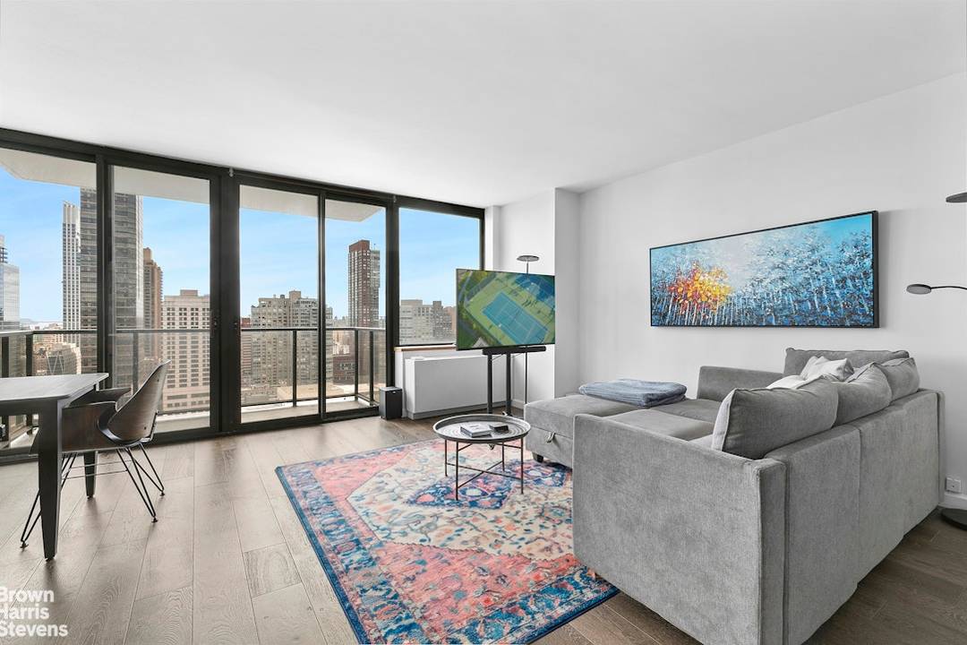 Junior 4 with Balcony in Lincoln Square Perched on the 30th floor of The Alfred Condominium in Lincoln Square, this stunning condo offers a versatile and welcoming space.