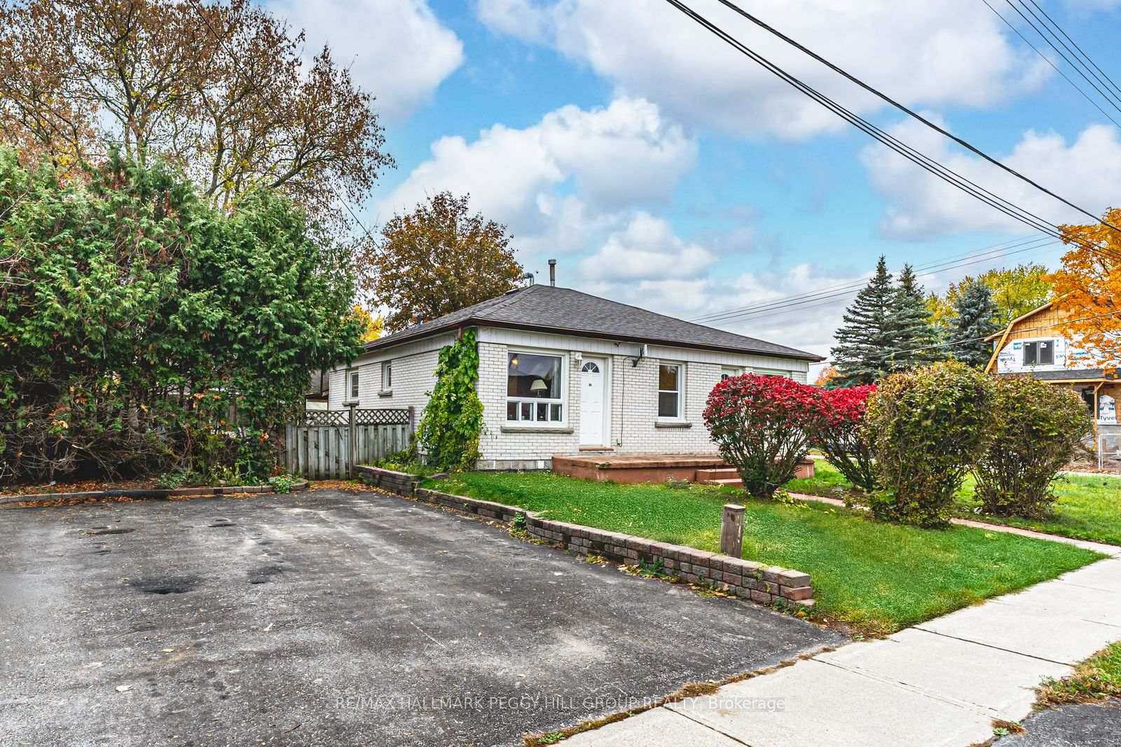 DISTINCTIVE PROPERTY OFFERING THREE SELF CONTAINED LIVING AREAS amp ; ENDLESS FLEXIBILITY !