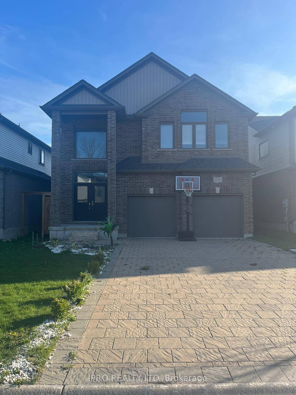 Stunning 4 Bdrm Luxurious Home In North London Main Floor Features Open Concept Dining Living Rm With Fire Place Upgrade High End Kitchen With Soft Close Doors, Backsplash and Led ...