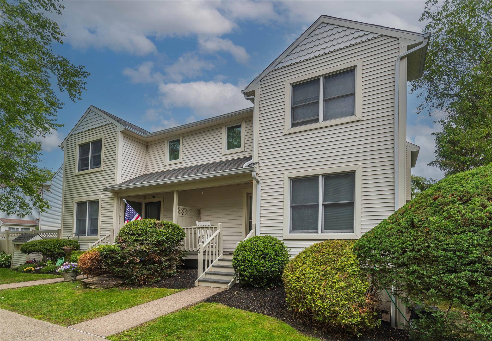 Welcome to 207 Cornwall Meadows Ln, an exceptional townhouse in the highly desirable Cornwall Meadows community !