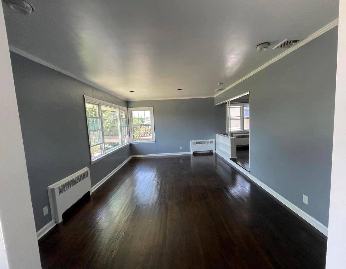 Spacious 3 bedroom, 2 full bathrooms just a few blocks away from the beach and boardwalk.