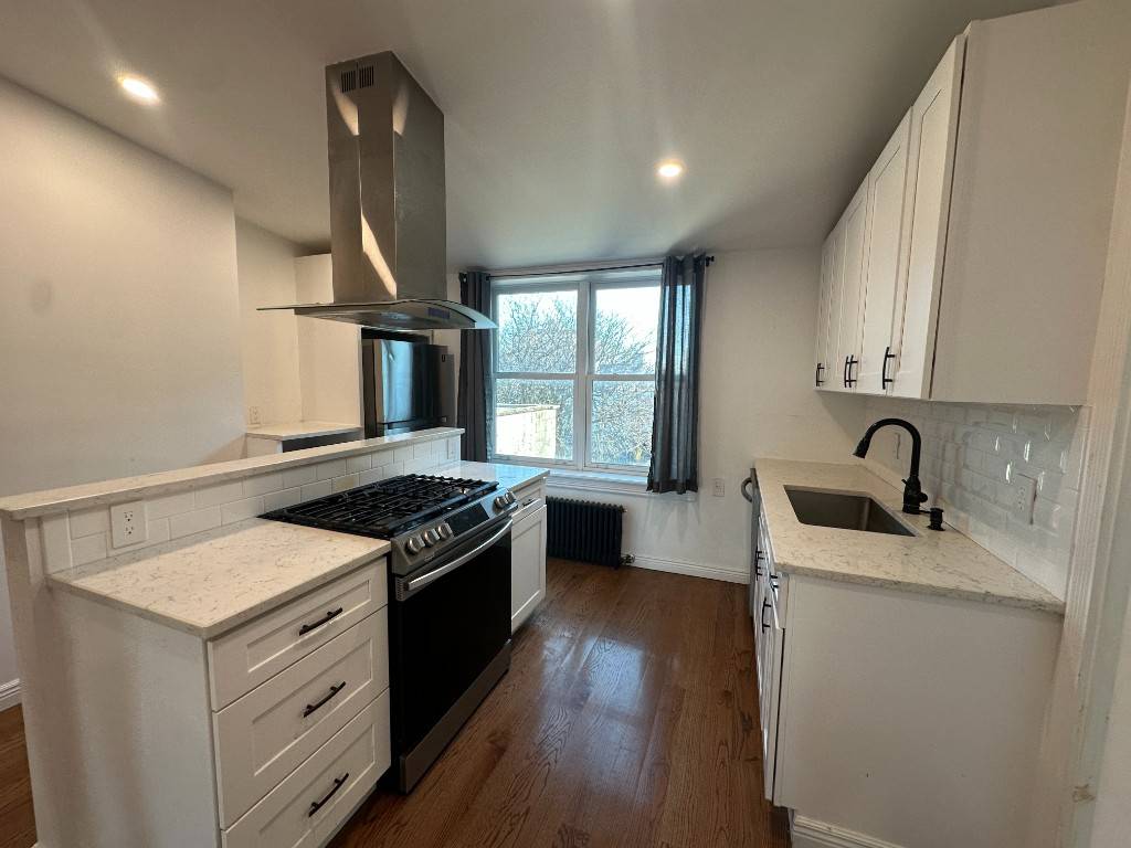 Step into this top floor beautiful townhouse 1.