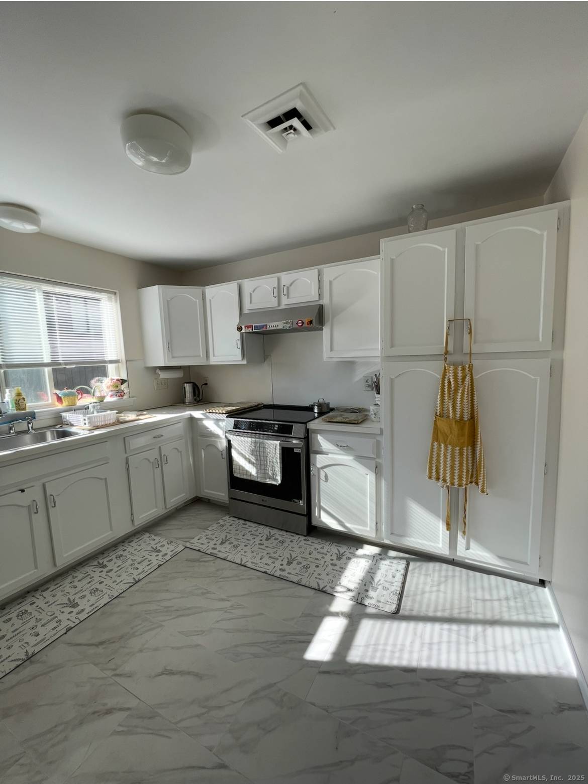 Beautiful 3BR 2Bath with an open layout, bright, spacious condo in West Norwalk's highly sought after community.