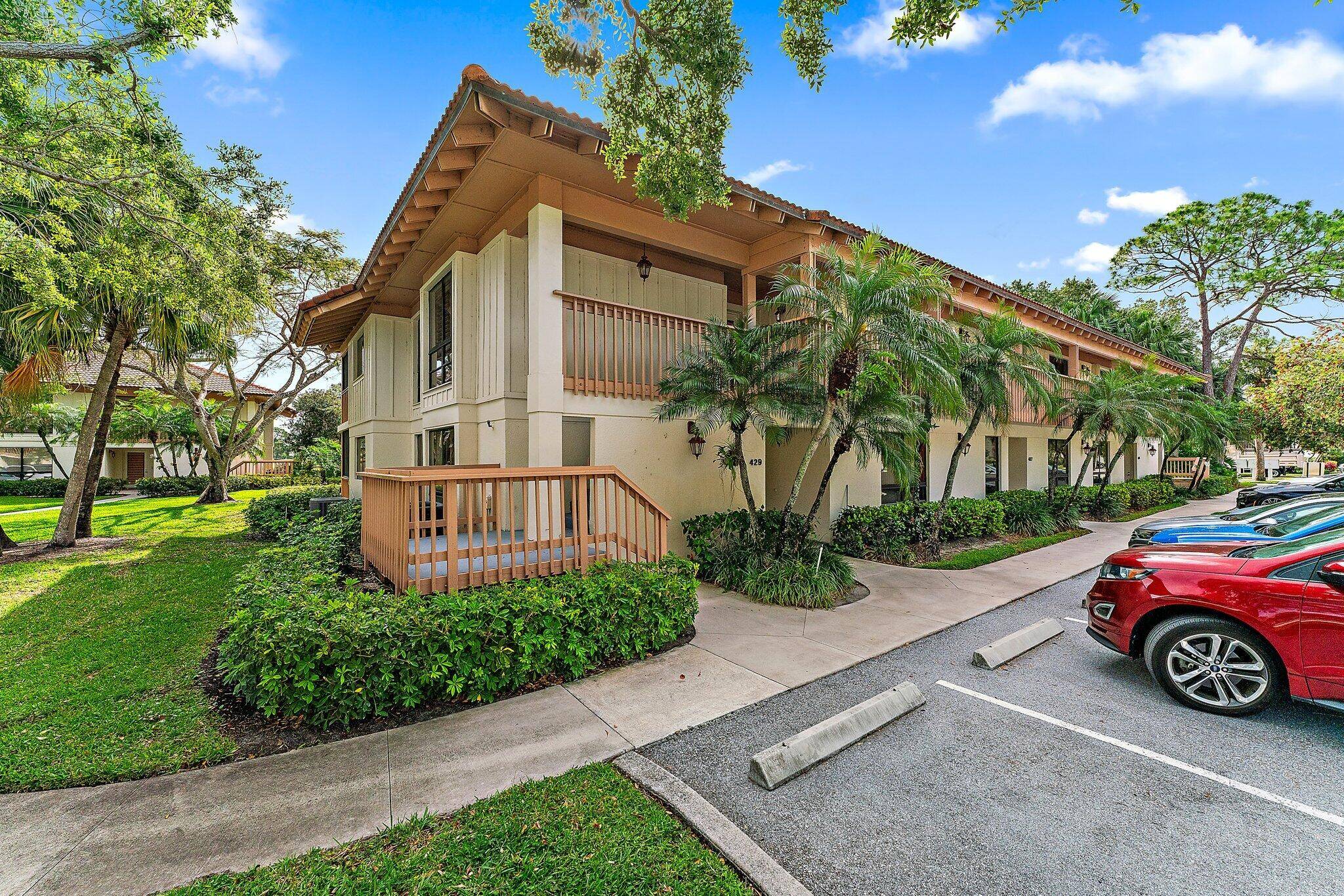 Experience affordable resort style living at its finest in the heart of PGA National, nestled in beautiful Palm Beach Gardens.