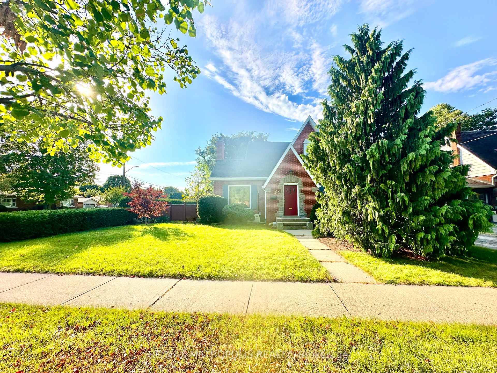 The house is situated in the upscale Henderson and Queensway area, just off Highway 403, and is conveniently located near the Brantford Golf Course and Country Club.