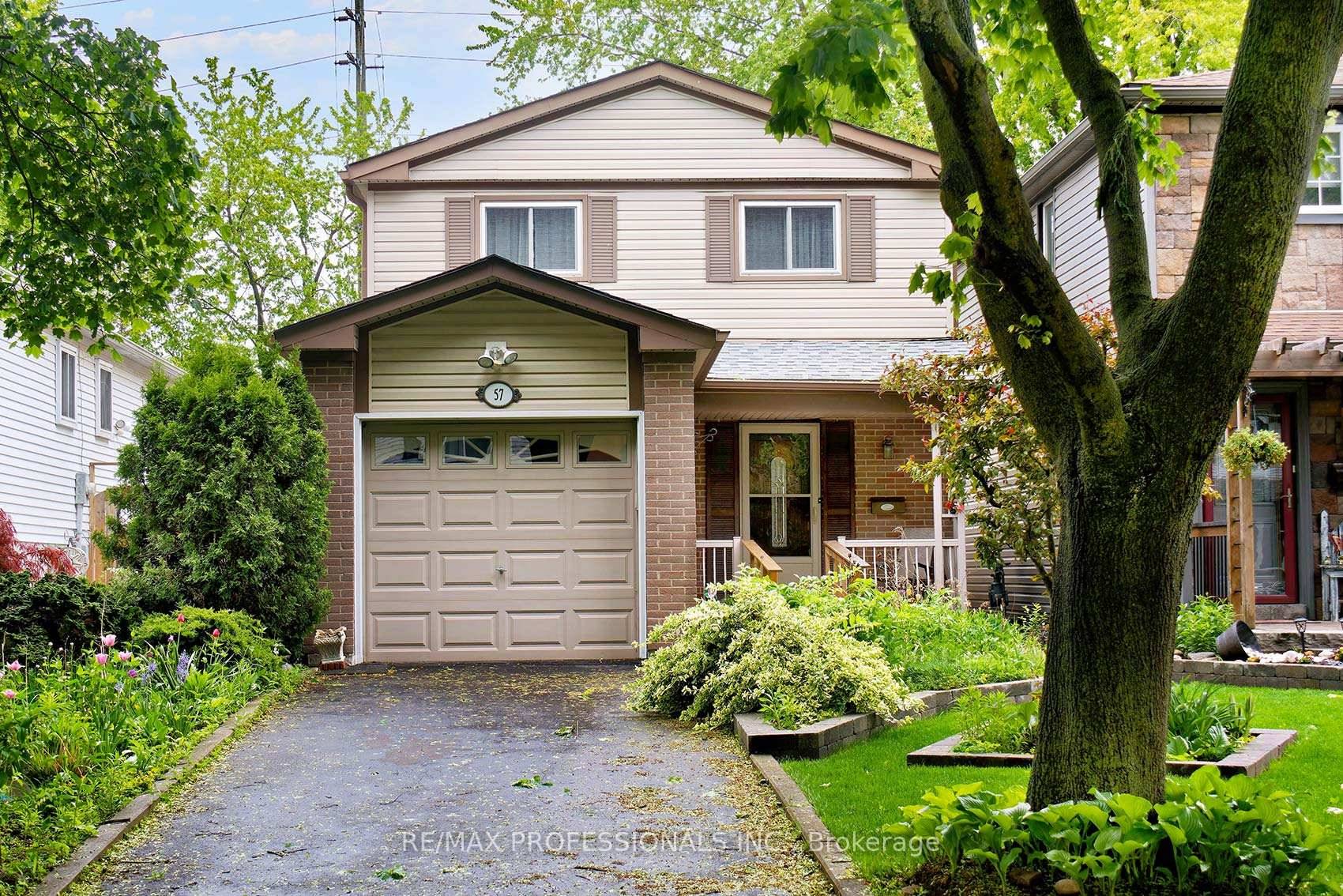 Spacious 4 bedroom family home located in a lovely family neighbourhood !
