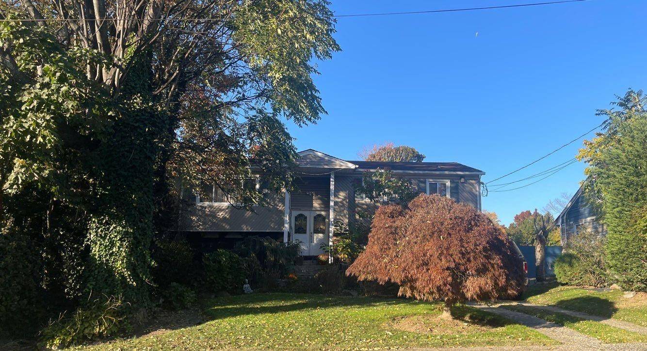 This Hi Ranch Style Home Features 3 Bedrooms 2 Full Baths, Formal Dining Room, Kitchen amp ; 1 Car Garage.
