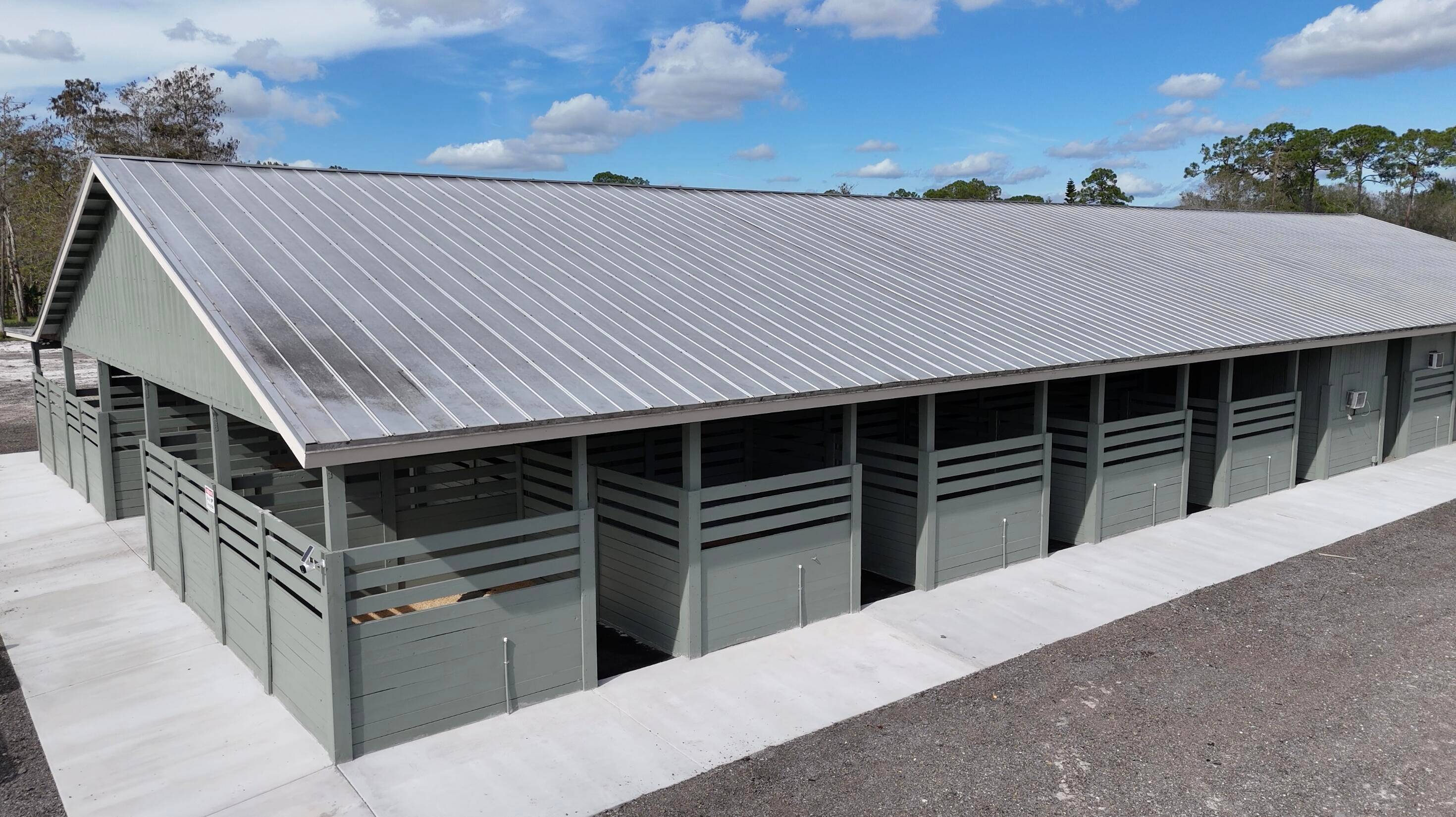 FOR RENT Welcome to equestrian paradise in 10 minutes away from Wellington !