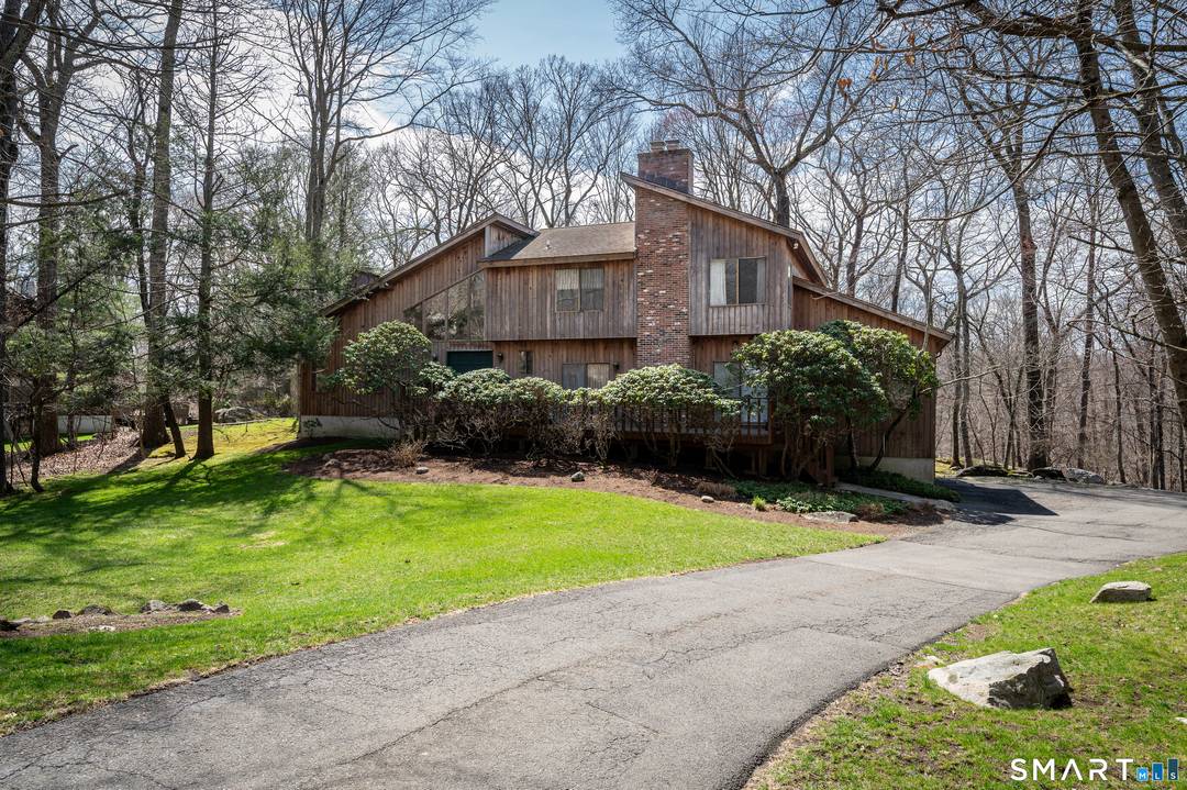 HIGHEST AND BEST OFFERS TUESDAY 4 14 at 5pm Welcome to 171 Highline Trail in Stamford a home full of potential and ready for its next chapter.