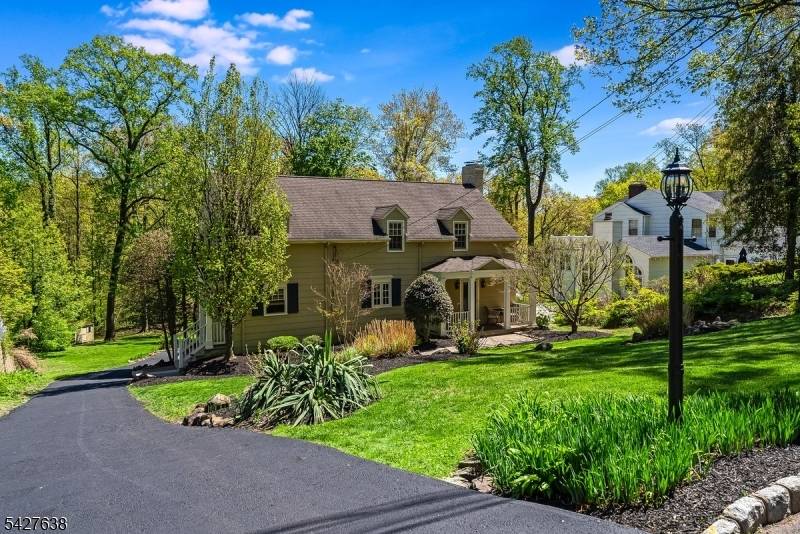 Tucked away on a quiet cul de sac, this beautifully maintained 3 bed 2.