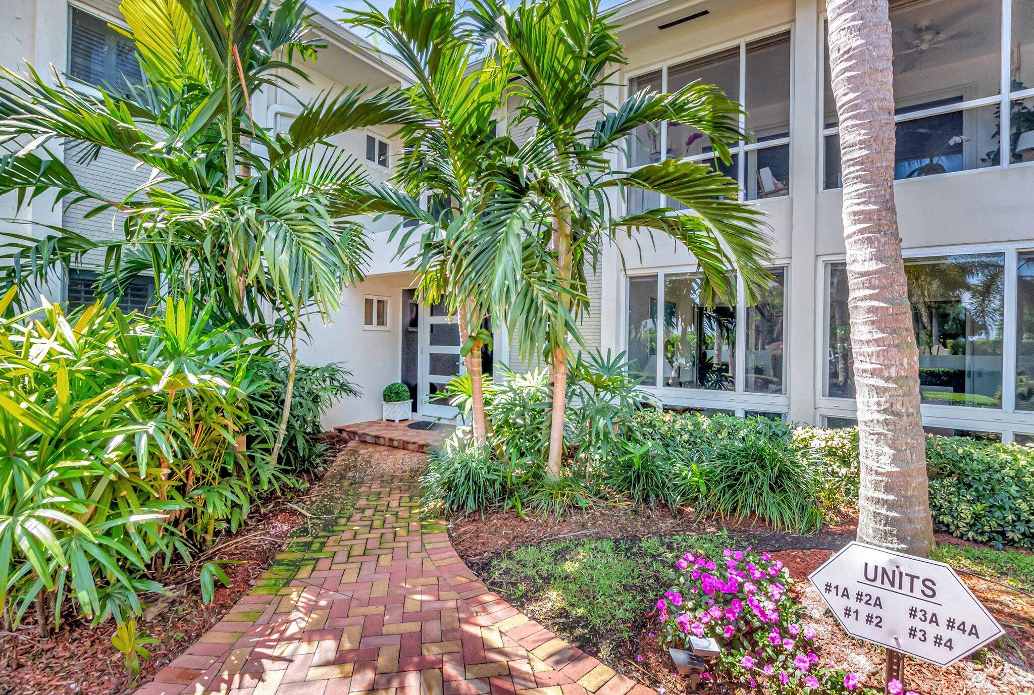 Welcome to your charming seaside beach home !