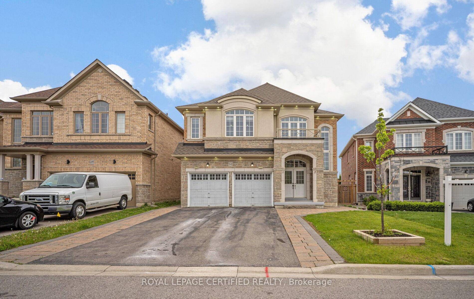 Step into luxury with this beautifully upgraded 5 bedroom, 5 bathroom detached home nestled in one of Bradford's most sought after neighbourhoods.