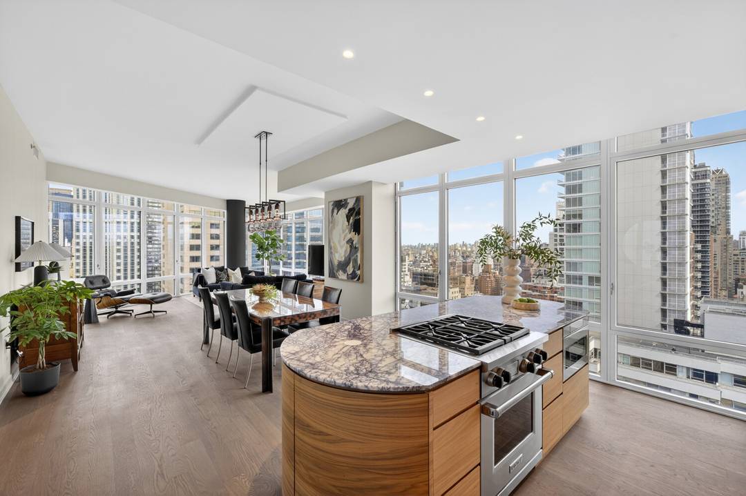 From Central Park to the East River bridges, you will be entranced by the panoramic view from the 29th floor.