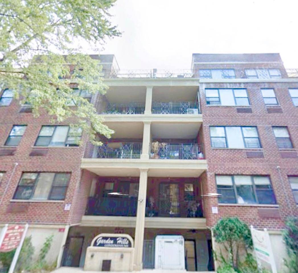 Bright amp ; Spacious Condo Unit Located In The Heart Of Fresh Meadows.