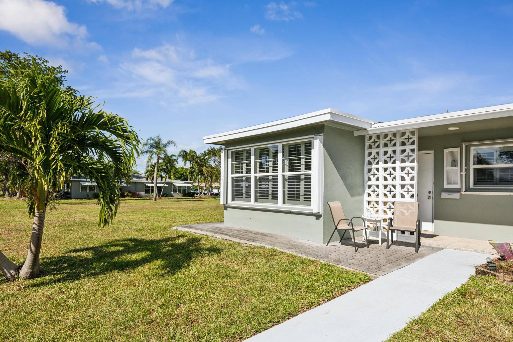 Your Perfect Florida Getaway a Stylish, Updated Corner Villa Just Minutes from the Beach !
