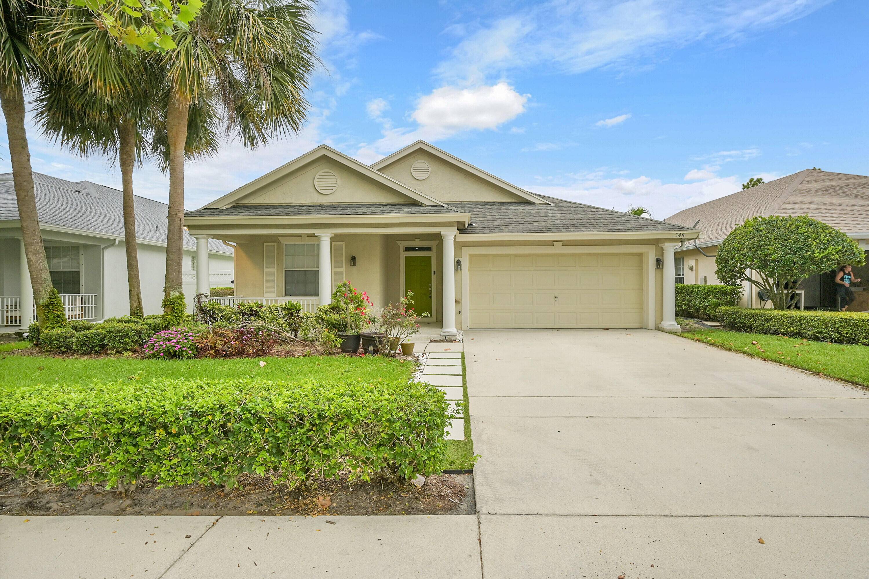 Beautiful 3 bed 2 bath plus den in the heart of Jupiter !