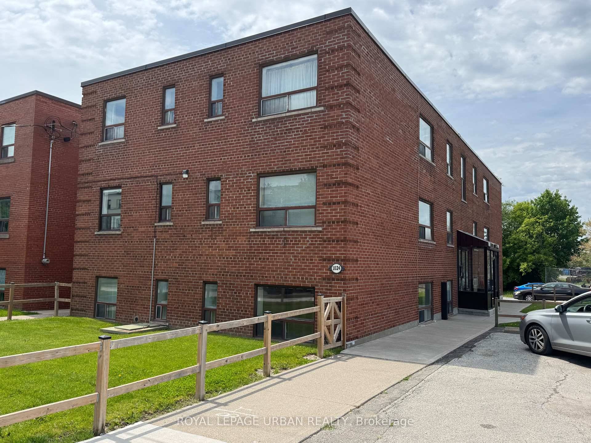 Bright and spacious 1 bedroom, 1 bathroom unit, fully renovated with brand new appliances.