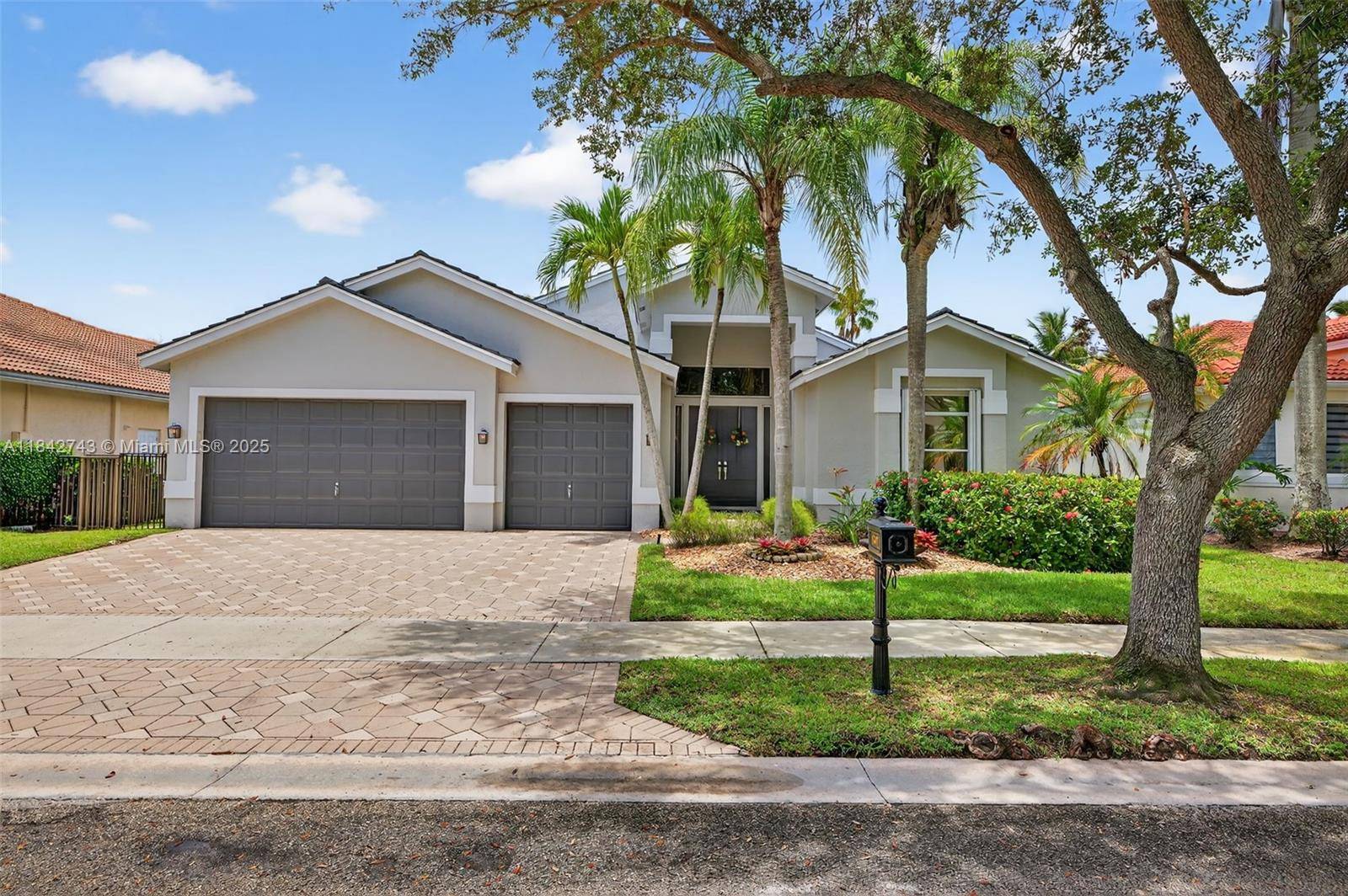 Located in a quiet, pet friendly neighborhood with 24 hr manned gate and walkable access to the town center, this 4 3 features a Grand foyer, high ceilings and marble ...