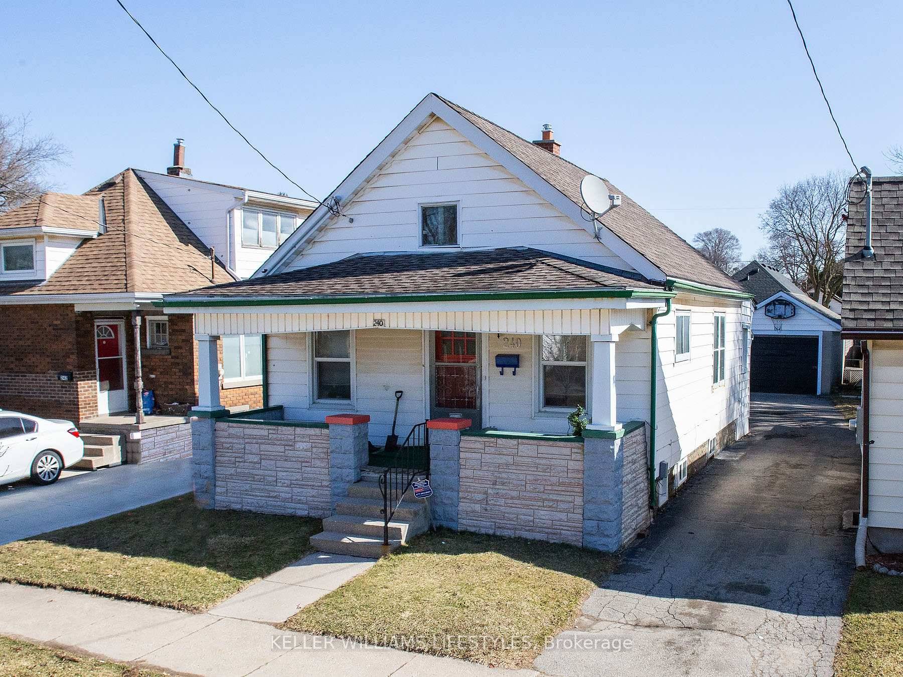 Move in tomrorrow ! Cute 2 bedroom bungalow with a garage !