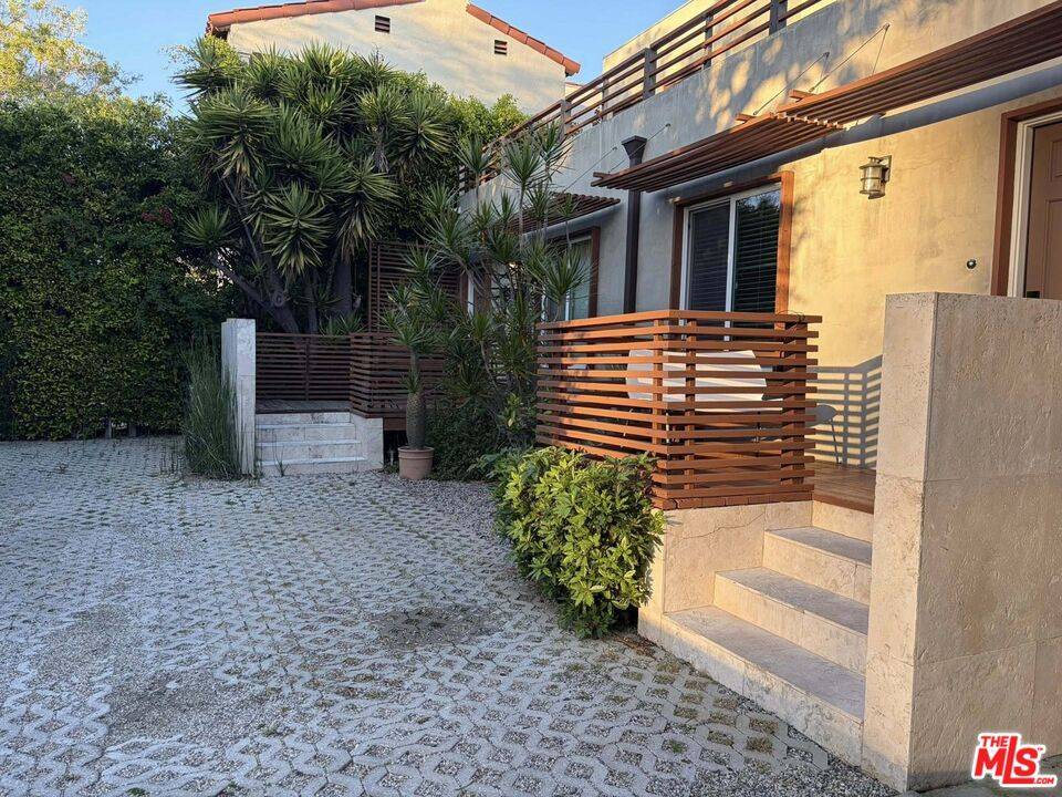 832  N Las Palmas Ave 2BR Hollywood La