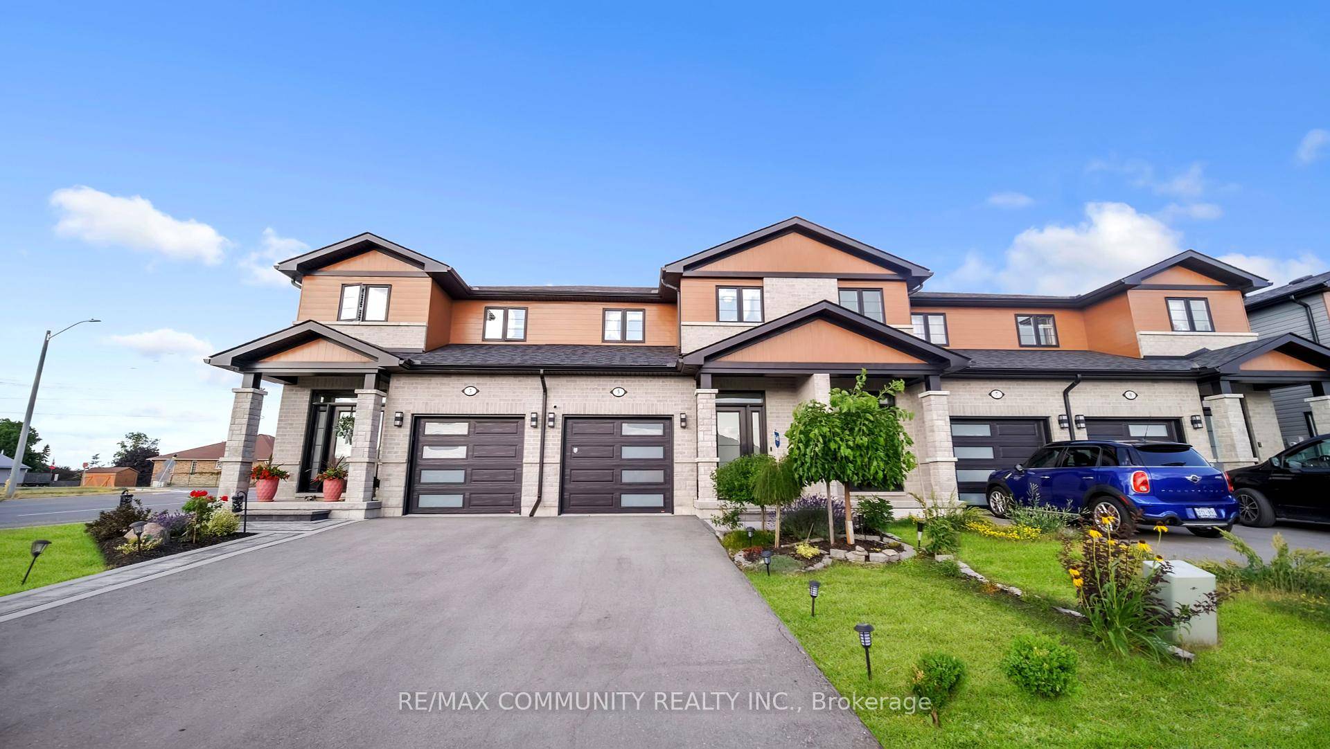 Welcome to Primrose Towns in the sought after Heritage Park Subdivision !