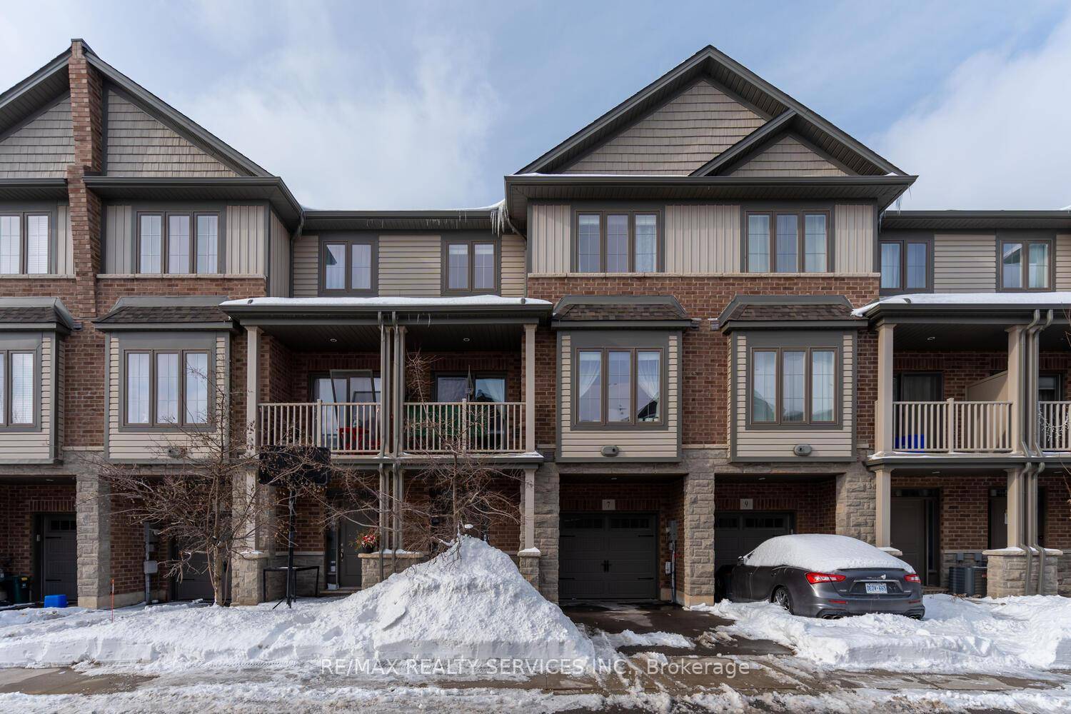 Stunning 3 Storey Condo Townhome in Waterdown 6 Years New Over 2, 000 Sqft.