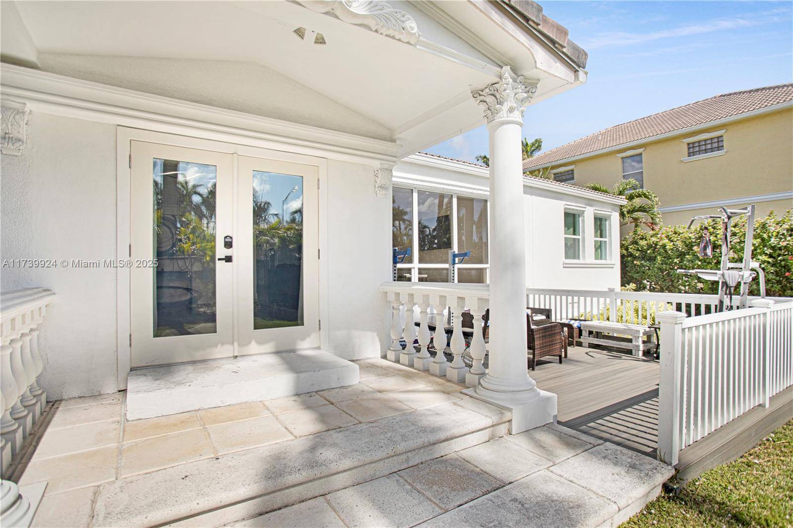 Escape to paradise at this stunning 4 bedroom, 3 bathroom retreat, ideally situated on the iconic Hollywood Boulevard in Hollywood Lakes.