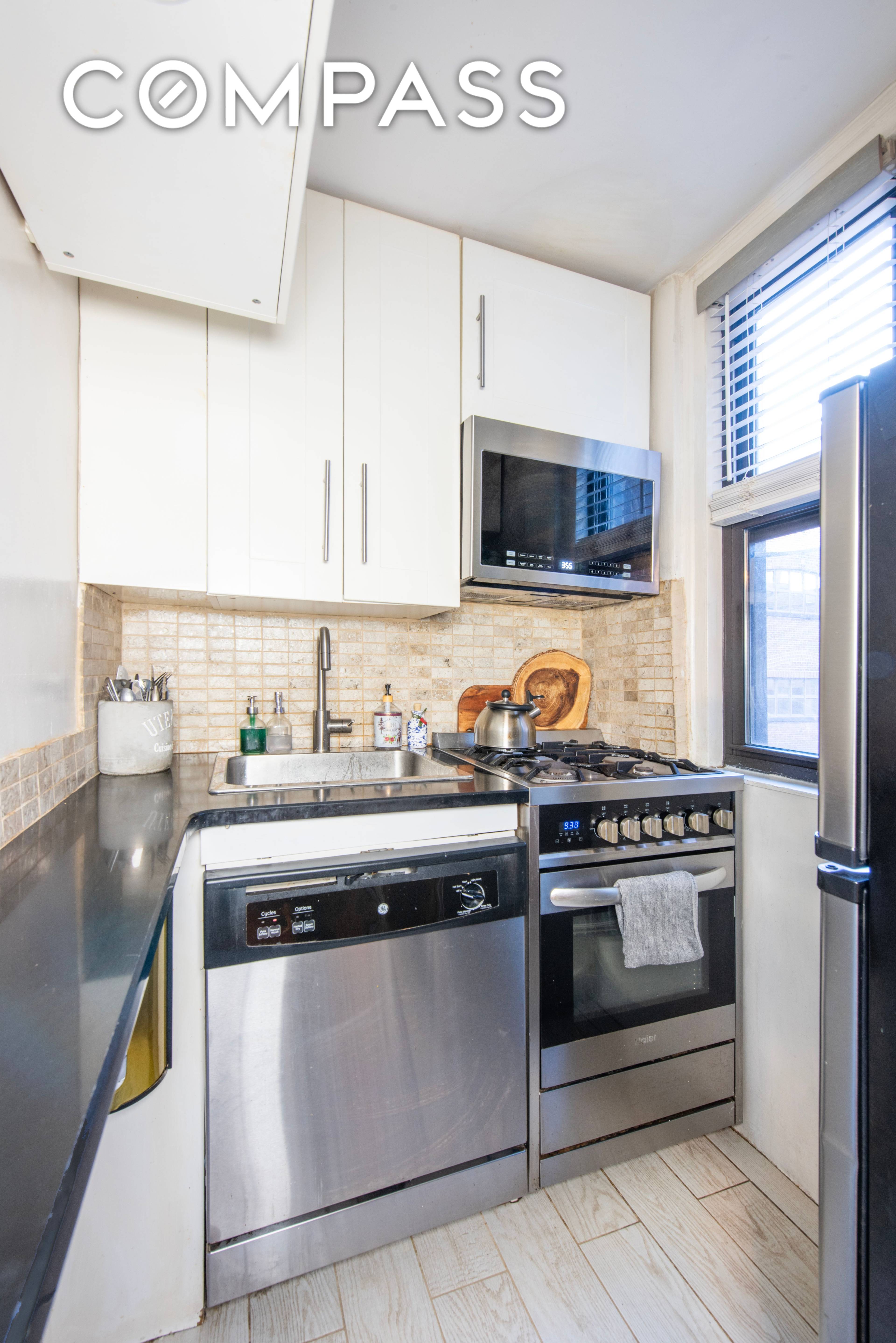 Move right into this charming 1 bedroom home in excellent condition in Sutton Place.