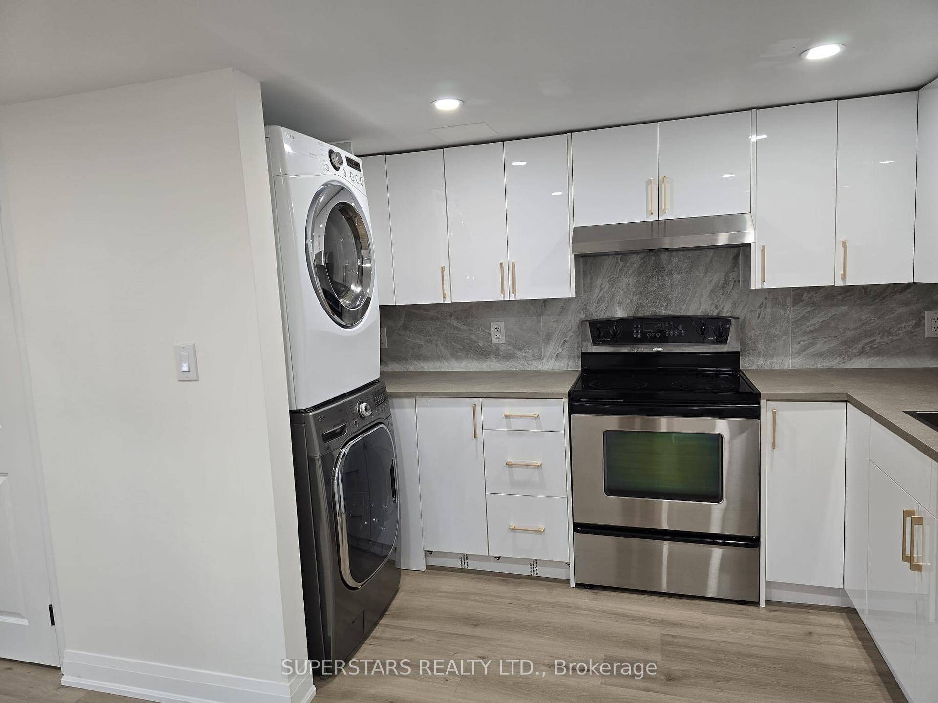 Brandnew, beautiful, modern, bright and spacious 3 bedroom basement apartment is now available in the heart of Aurora !