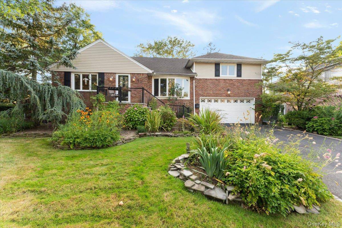 Amazing 6 Bedroom, 3 Bathroom Home in Sought After Location Welcome to this well maintained and generously sized home, offering the perfect blend of comfort, functionality, and space.