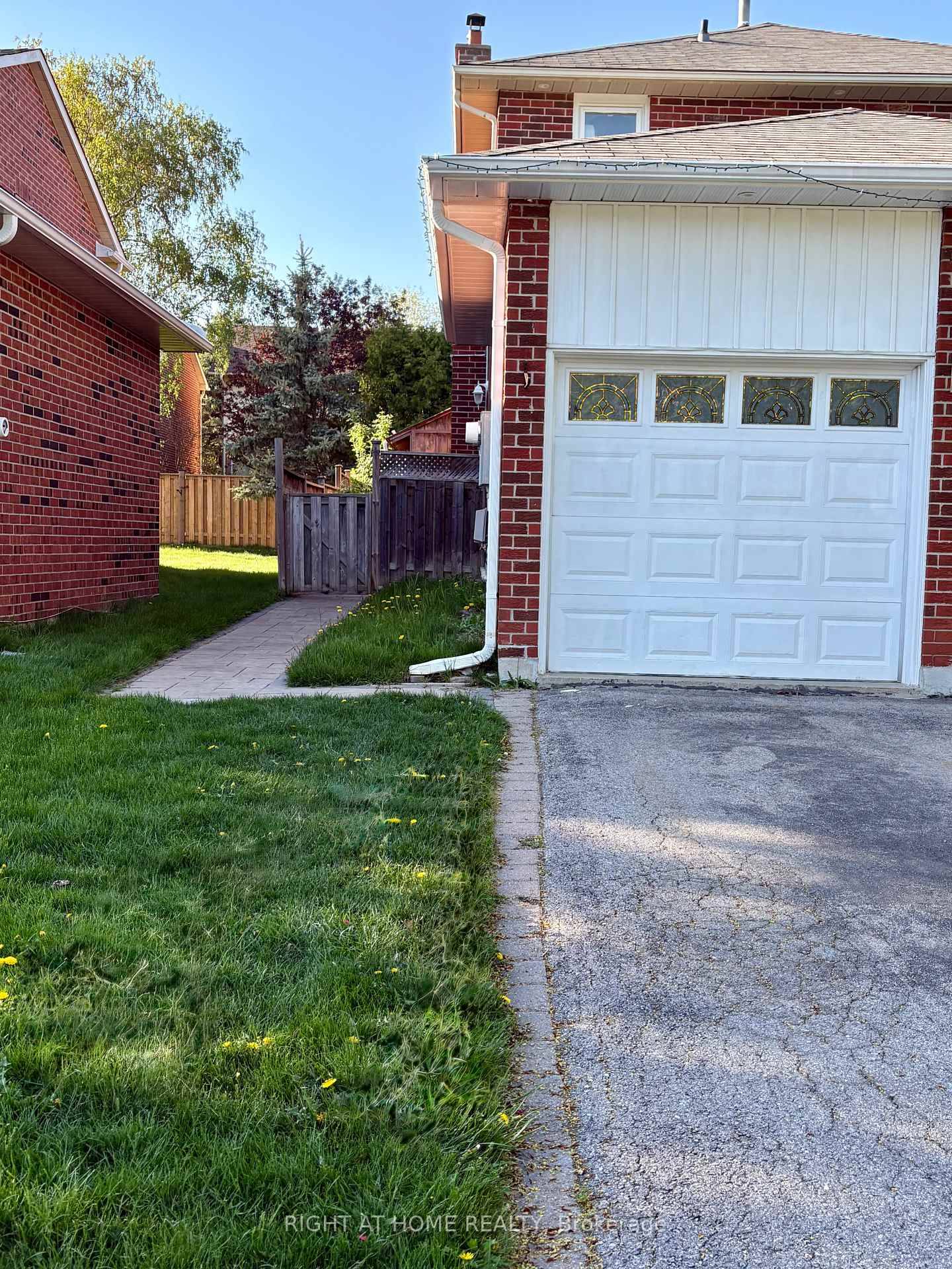 Spacious and Cozy Lower Level 2 Bedroom Apartment located in the heart of Aurora Wellington amp ; Bathurst.