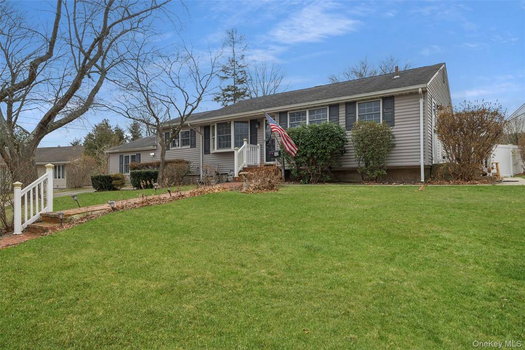 Charming and welcoming ranch set on a quiet cul de sac and close to everything !