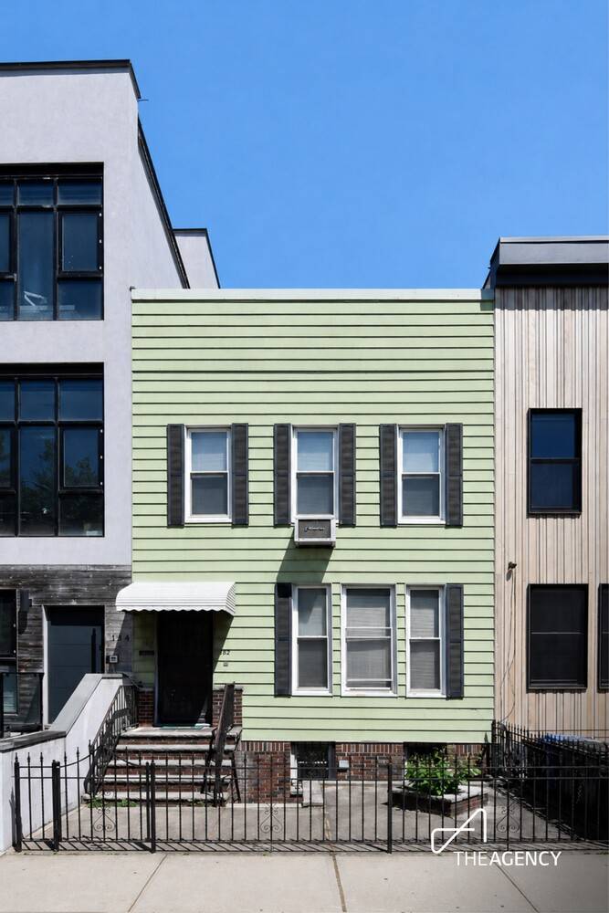 We are proud to present this Greenpoint Gem to the market.
