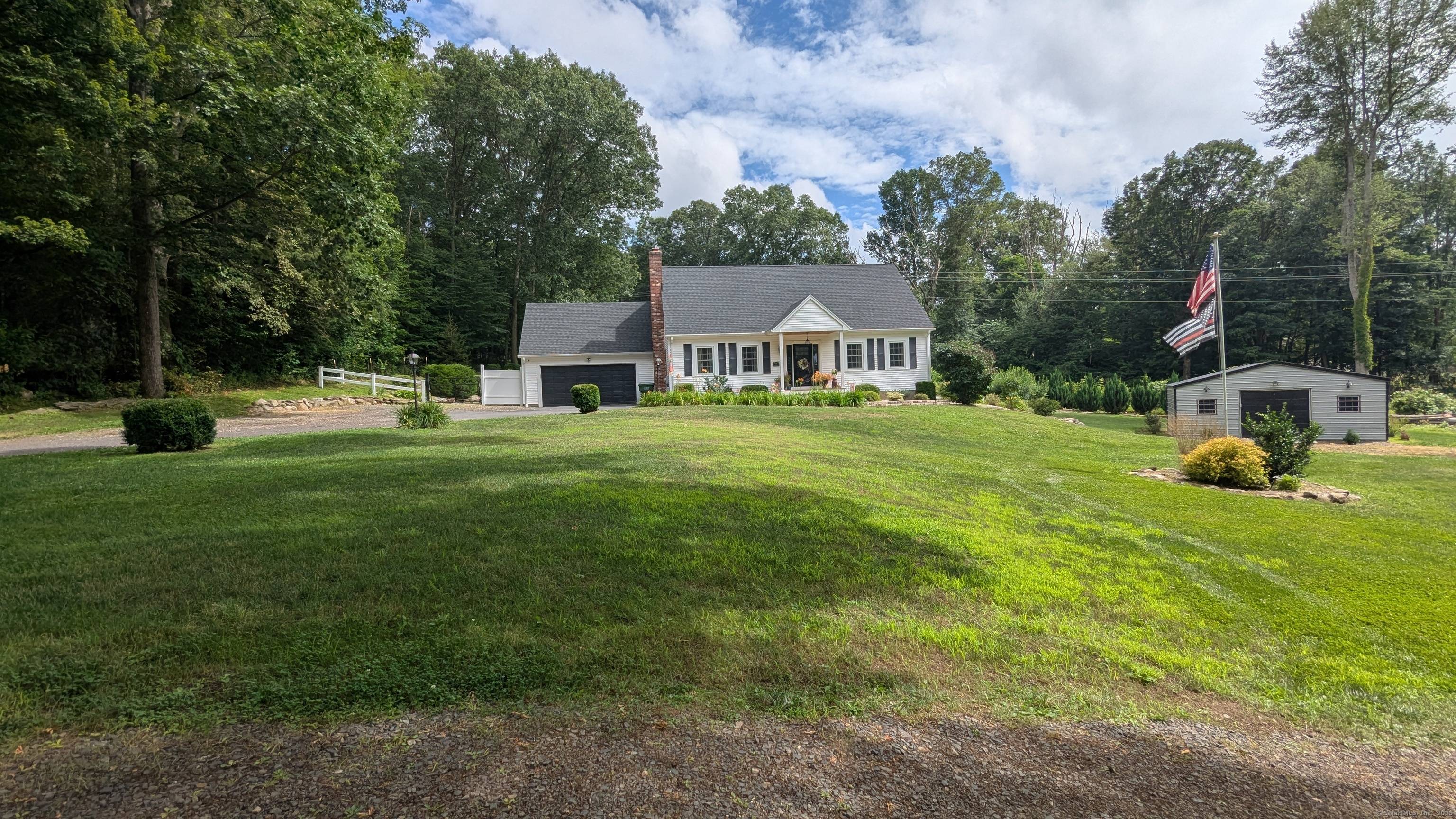 OPEN Saturday 9 6 10am 12pm Lovely Cape Cod style home set in a country subdivision only a short drive from East Hampton village, the town Library, and ball fields.