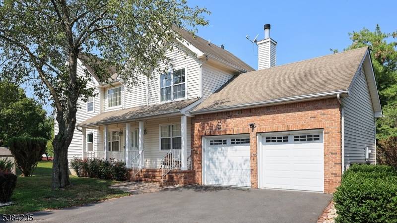 Welcome to this beautifully maintained 3 bedroom, 2.