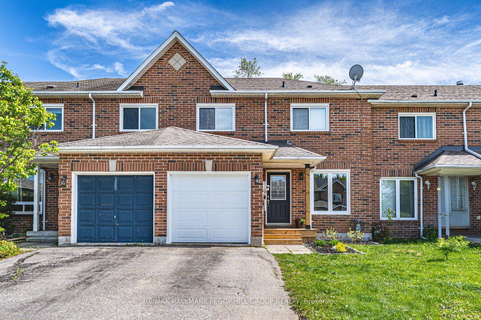 FAMILY FRIENDLY CHARM IN A CONVENIENT NORTH BARRIE LOCATION !