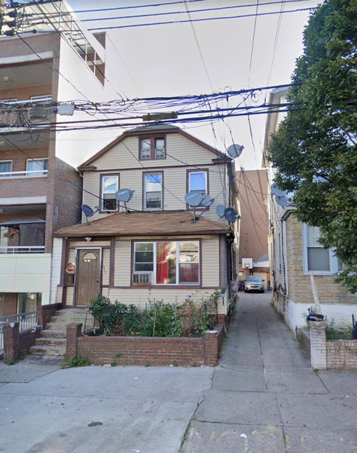 legal 2 family located in the prime location of corona.