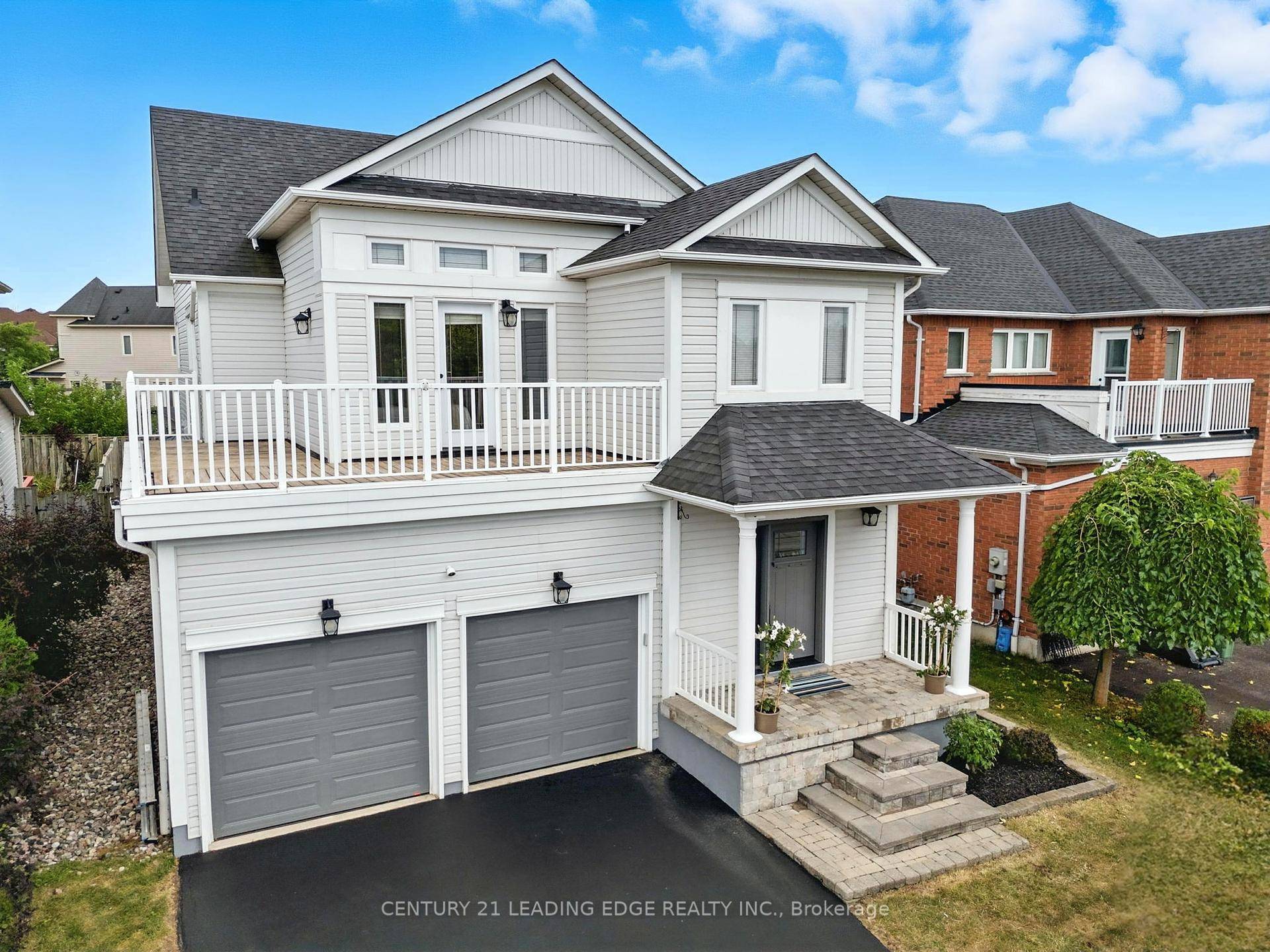 Exquisite ! Fully Renovated Home in Whitby Shores, steps from the Lake !