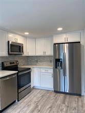 NEWLY RENOVATED NEW FLOORING, NEW KITCHEN, NEW BATHROOMS on the beachside, STUDENTS AVAILABLE ACADEMIC SCHOOL YEAR 2024 2025, 2025 2026 !