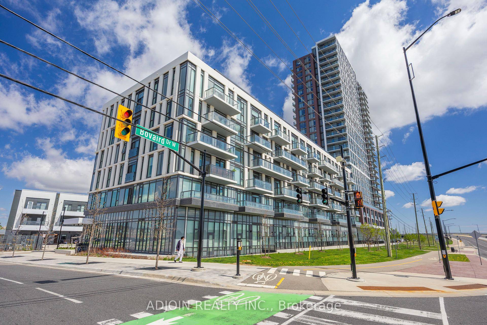 Discover contemporary living at its best with this brand new 1 bedroom, 1 bathroom condo at 10 Lagerfeld Drive in Bramptons vibrant Daniels Mount Pleasant community.