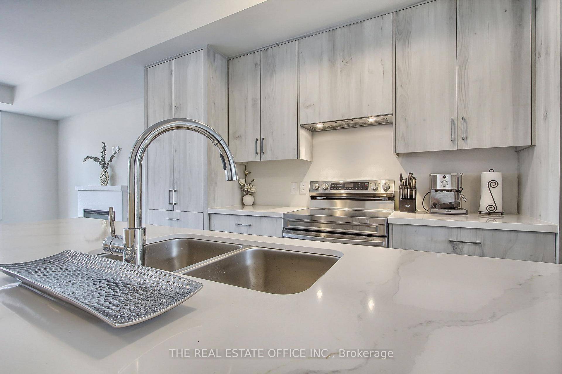 Experience modern luxury and comfort in this stunning Oakville townhouse, ideally located just steps from the prestigious Trafalgar Memorial Hospital.