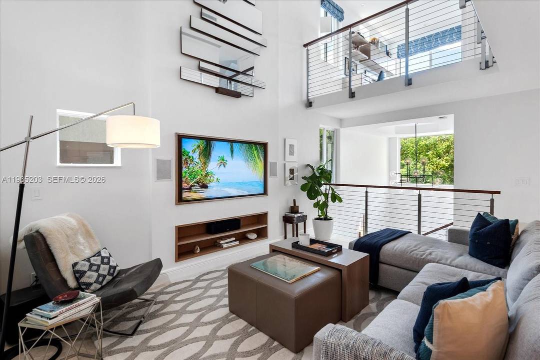 Luxury townhome in the heart of South of Fifth, Miami Beach s most coveted neighborhood.