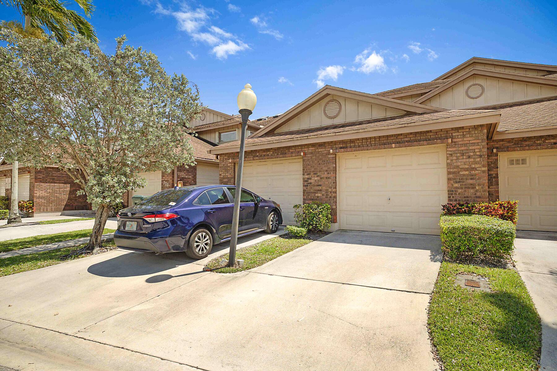 2 Bed 2 Bath condo in the highly desirable developent of River Bridge.