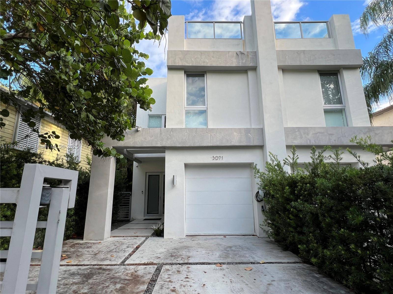 Luxurious Contemporary Living Coconut Grove Townhouse !