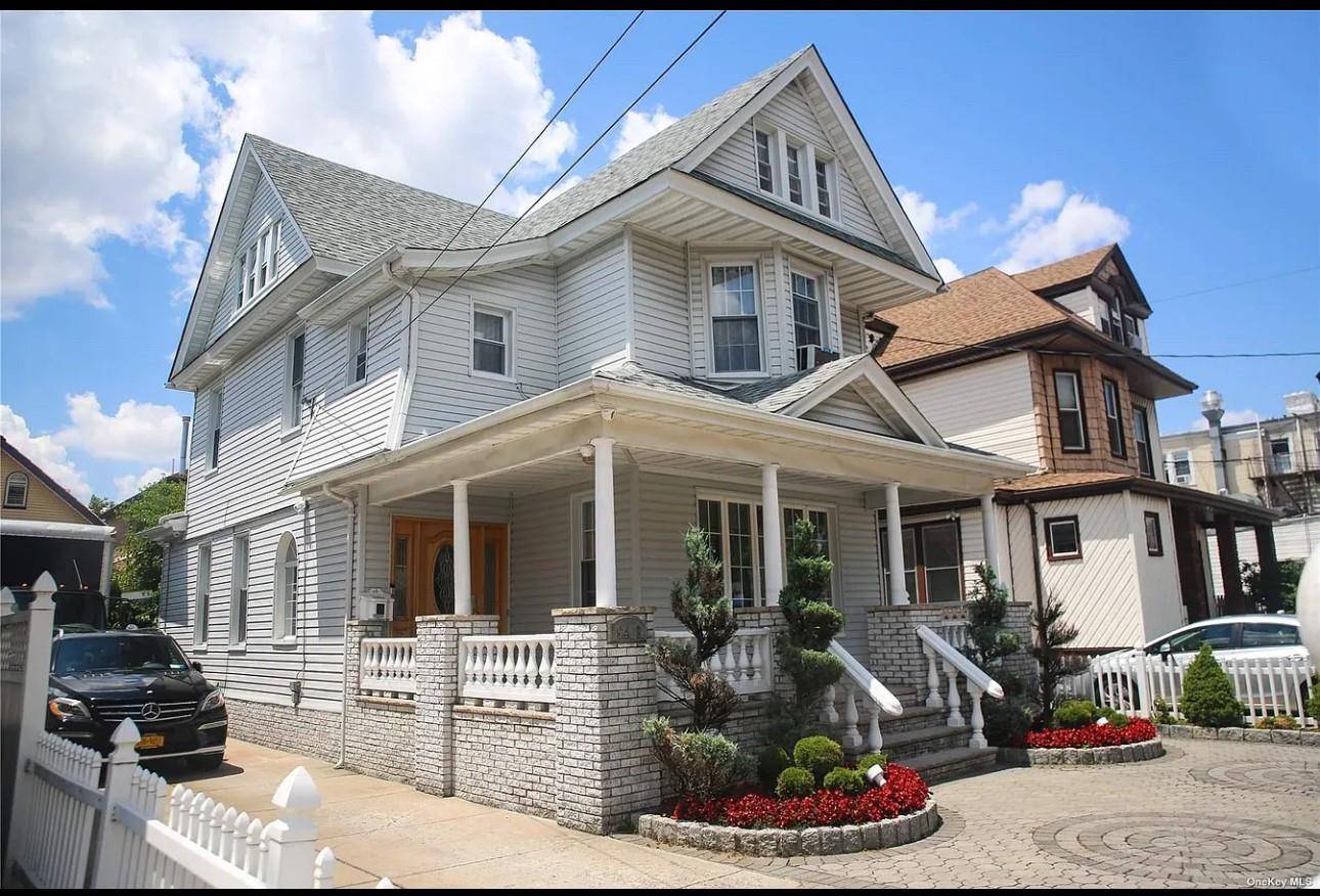 This stunning single famiy home, set on a spacious lot.
