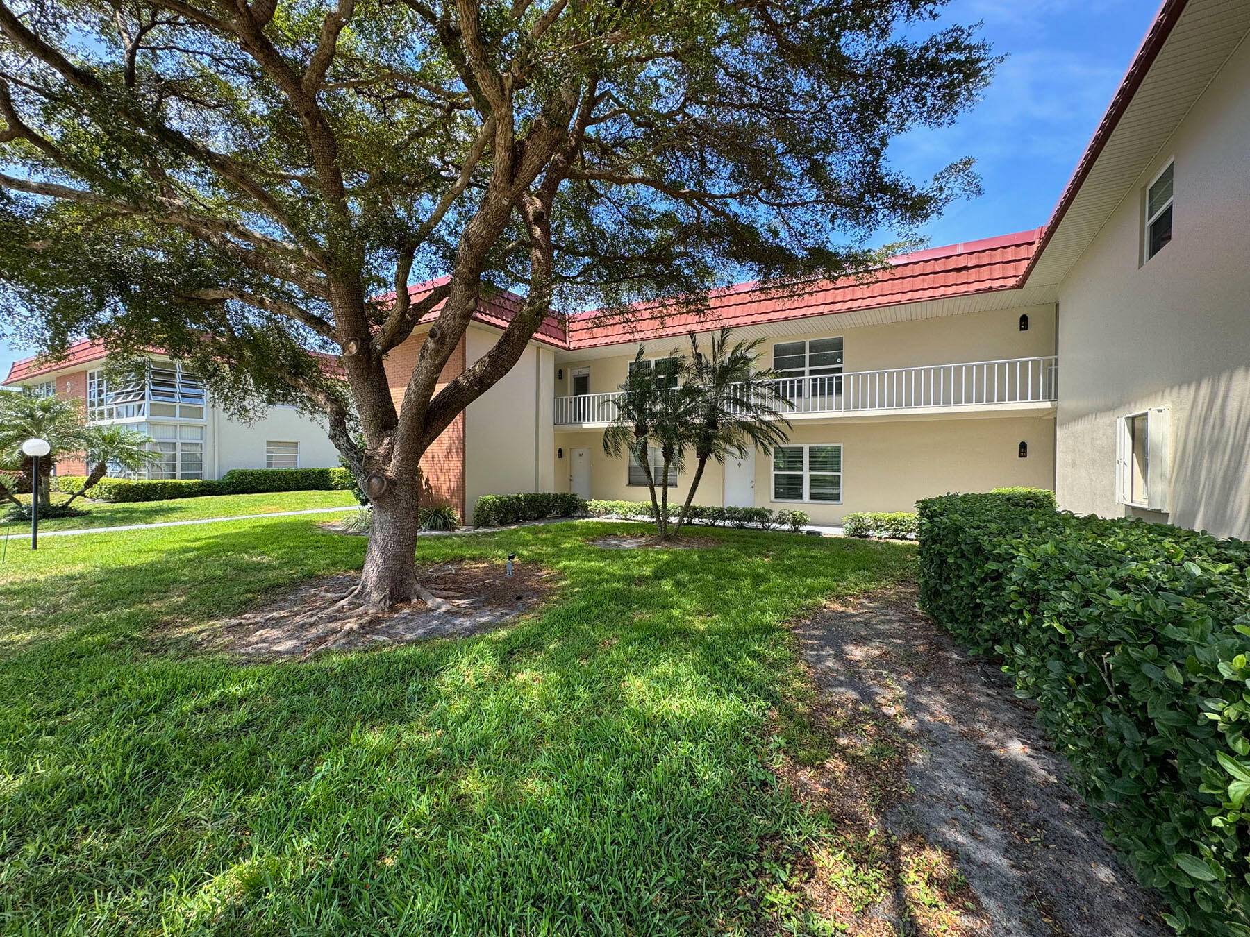 Welcome home to this golf view property centrally located close to beaches, walking trails and shopping.