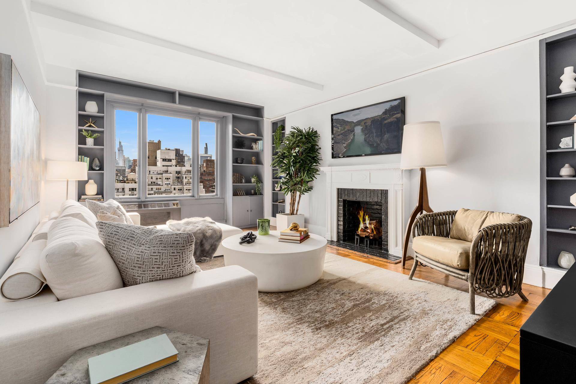 This rarely available, high floor, sun flooded Classic Seven boasts exposures to the south, east, and north, and views to the midtown skyline.