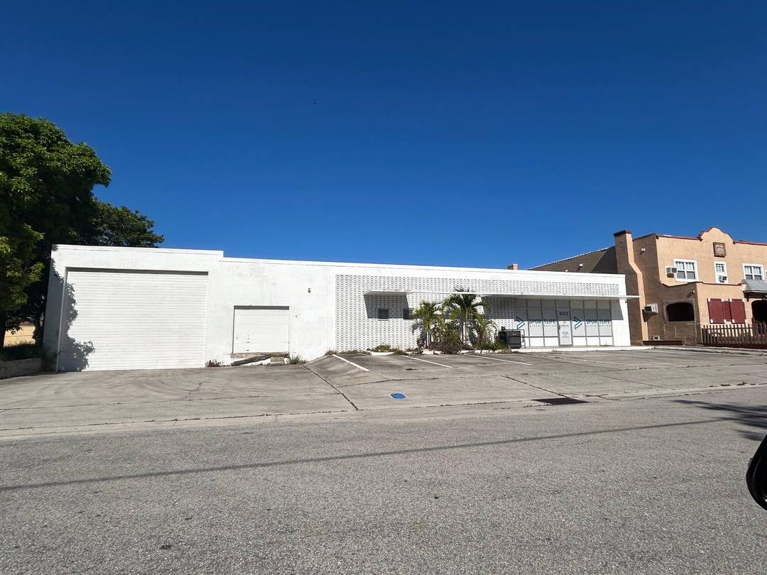 Spacious Warehouse Office Space with Loading Dock Prime Downtown Fort Pierce LocationThis versatile commercial space offers an excellent combination of warehouse and office features in the heart of downtown Fort ...