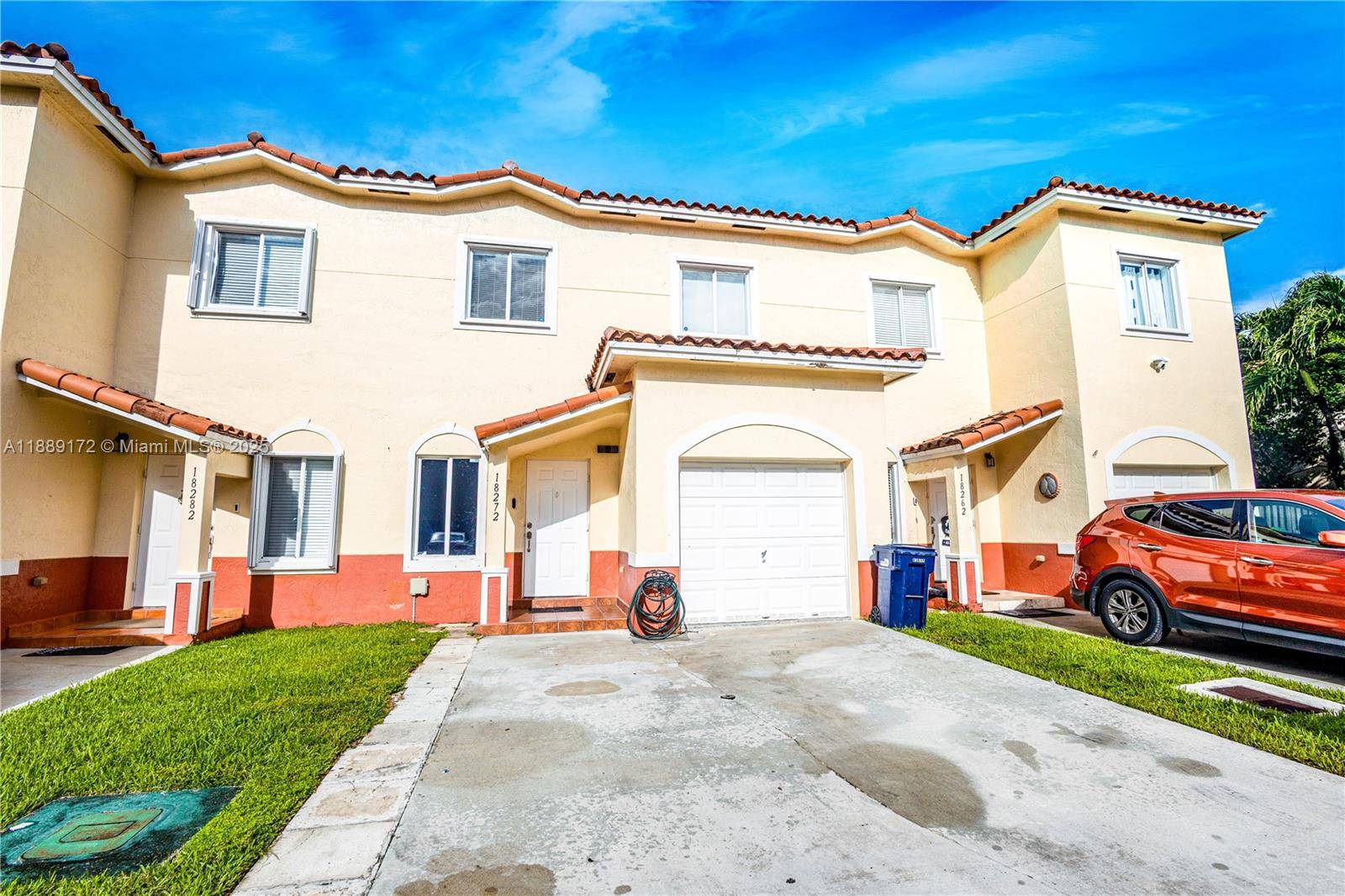 Unique opportunity ! This charming townhouse offers the perfect blend of comfort and functionality.