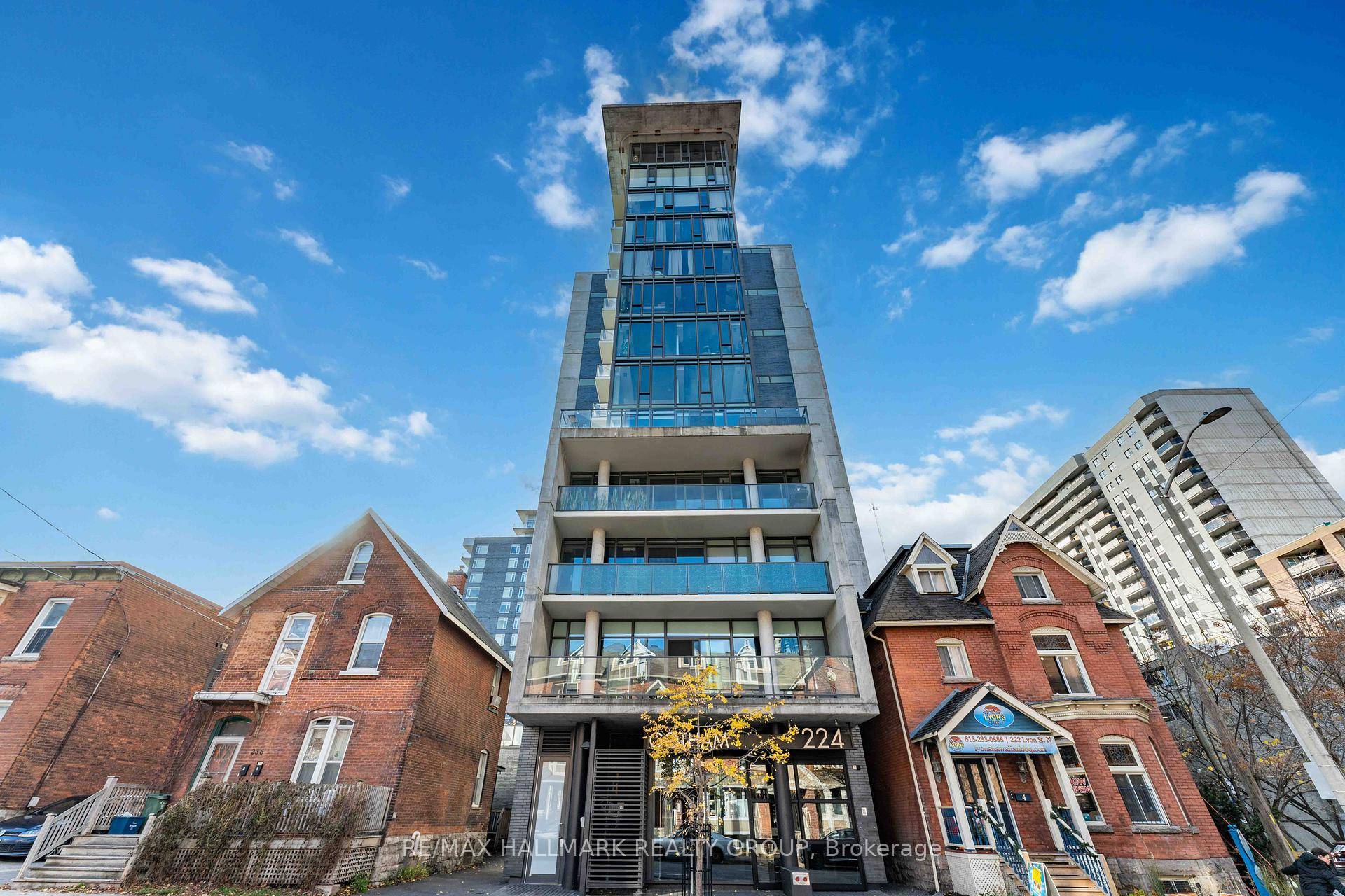 Welcome to Gotham ! This large 1 bedroom den suite measuring at approx 750 sq ft features floor to ceiling windows, 9 foot ceilings, industrial aesthetic, and modern fixtures.